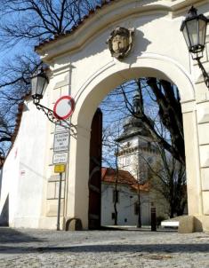 Hlavní brána do&nbsp;areálu zámku směrem od&nbsp;náměstí
