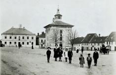 Husovo náměstí s&nbsp;radnicí v&nbsp;roce 1908