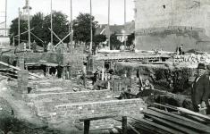 Začátek stavby Krohova Okresního domu na&nbsp;novobenáteckém Husově náměstí v&nbsp;roce 1926