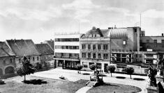 Husovo náměstí s&nbsp;parkovou úpravou z&nbsp;roku 1944.&nbsp;Stav z&nbsp;roku 1953