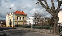 Radnice s&nbsp;novým pavilonem starobenátecké školy - 2007