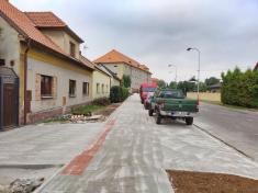 Nový chodník v ulici Pražská k odbočce do ulice Marie Krupičkové