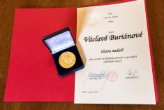 Udělení zlaté medaile paní Buriánové