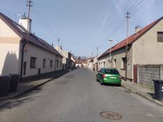 Oprava povrchu v ulici Komenského