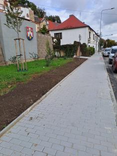 chodníky tř. Osvobozených politických vězňů a ulice Podolecká