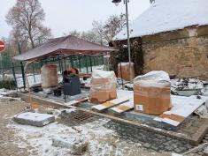 Podzemní kontejnery u&nbsp;fary 3